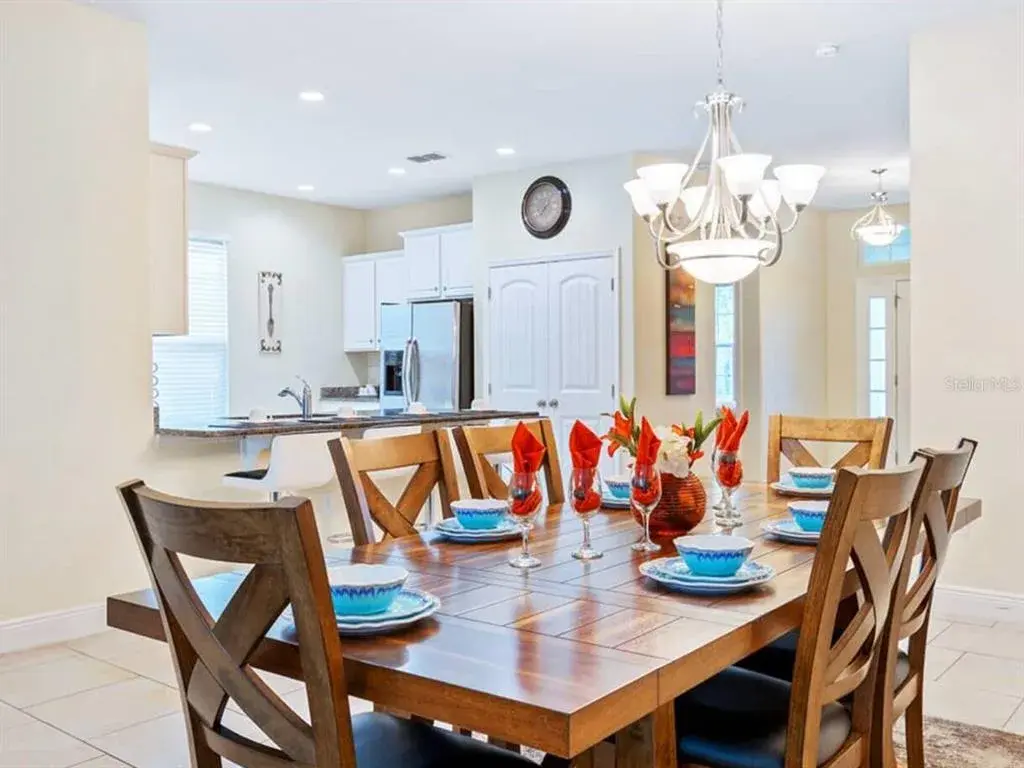 Open concept kitchen and dinning room.