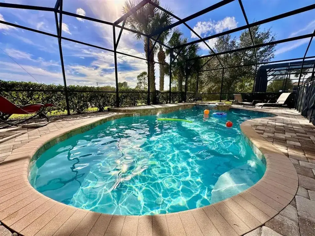 Pool with privacy