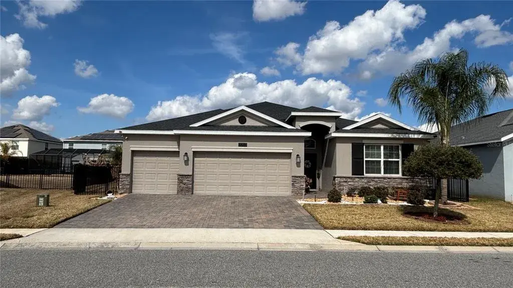 Great Curb Appeal!