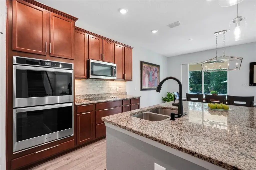 Highlight* Upgraded Dual Oven and Kitchen Finishes