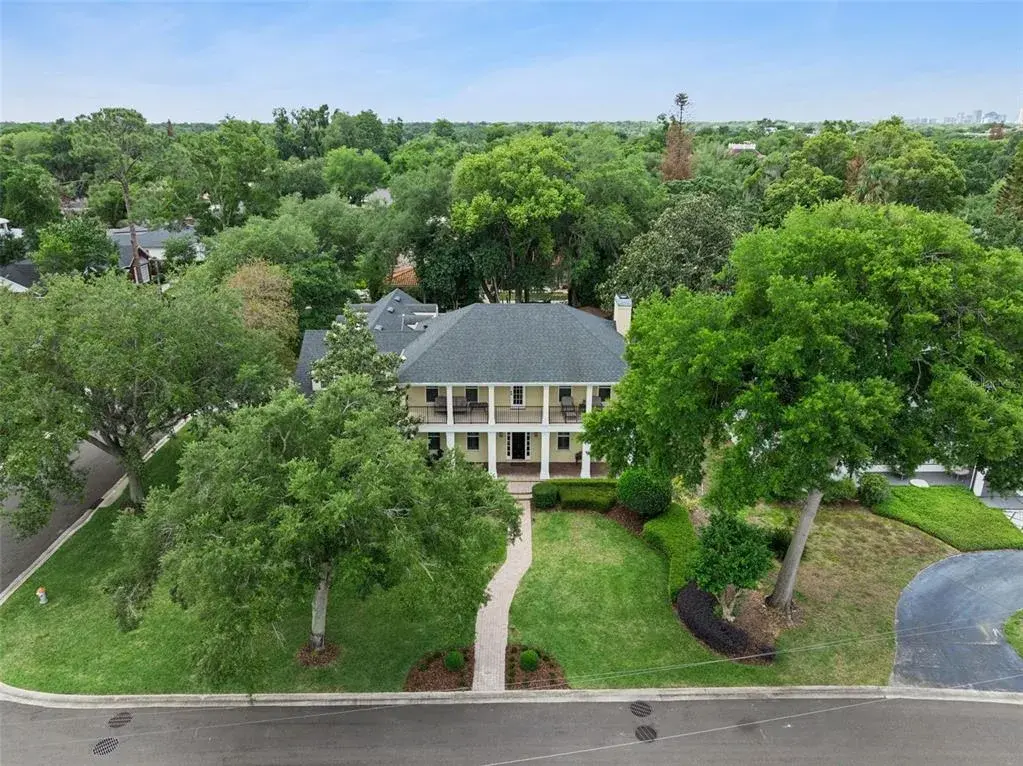 Welcome Home to 450 Lakewood Drive in Winter Park!!