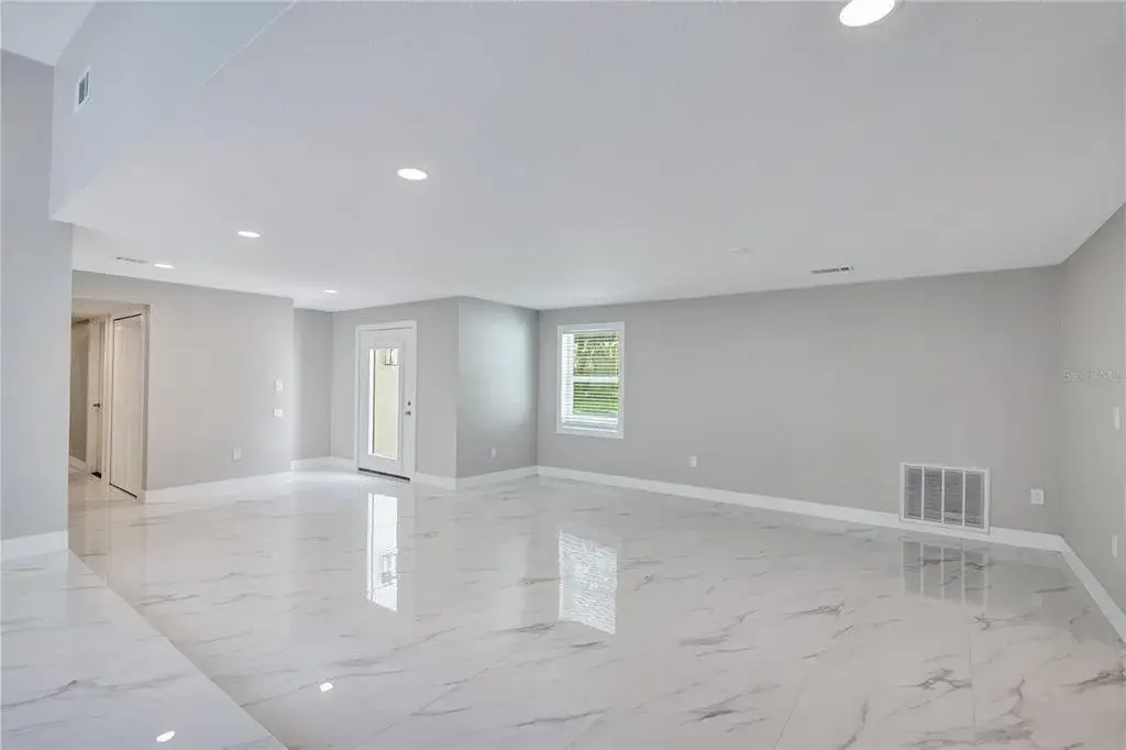 Front Enterance/Dining