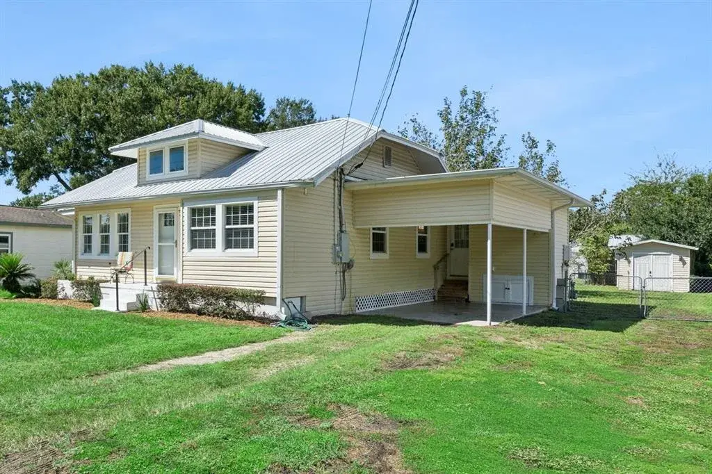 325 W Newell St Carport