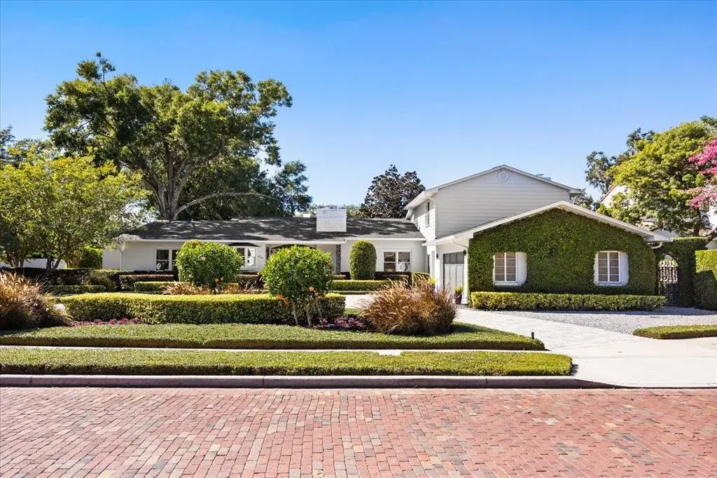 A grand entrance scape and horse shoe drive welcome you