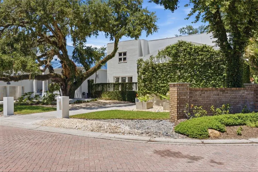 Corner lot on Bayshore Boulevard