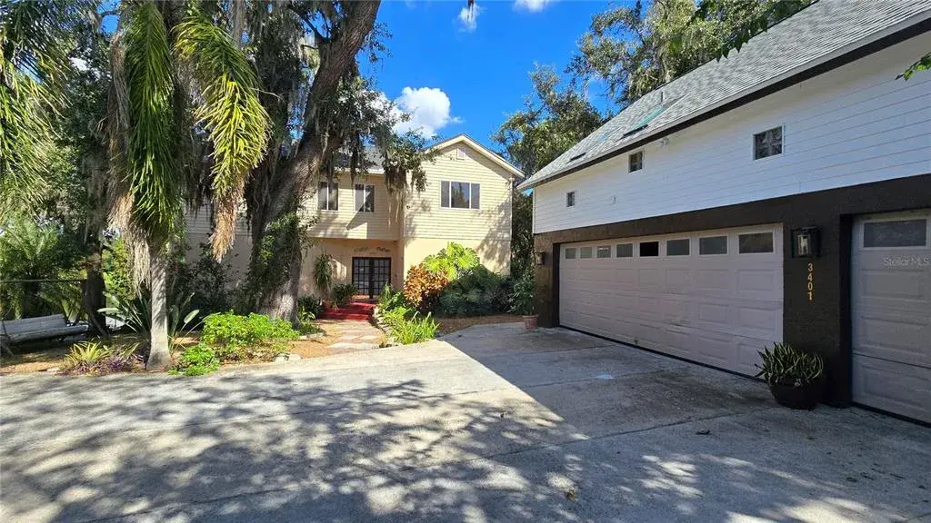 4BD/4BT main house. 2BD/1BT above garage apt