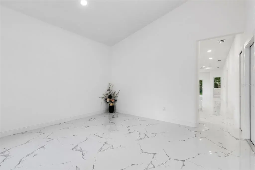 Property for sale at 806 W LOWRY LANE, TAMPA, FL, 33604