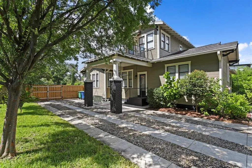 SIDE DRIVEWAY
