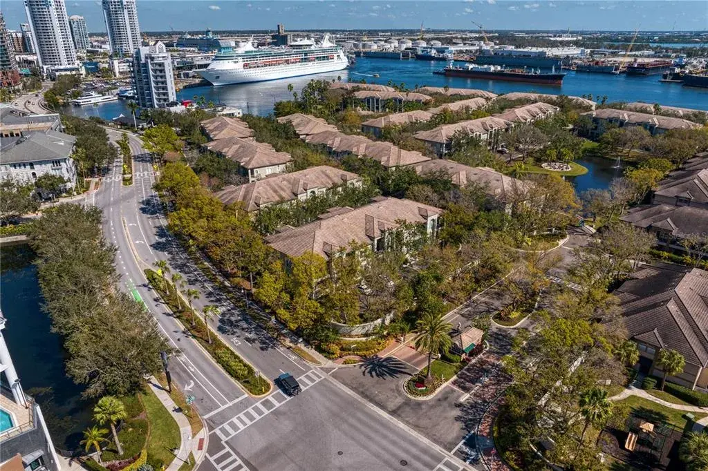 From watching majestic cruise ships depart the harbor to enjoying an evening stroll to downtown's restaurants, parks, and entertainment, Harbour Island offers a vibrant, walkable lifestyle unlike any other.