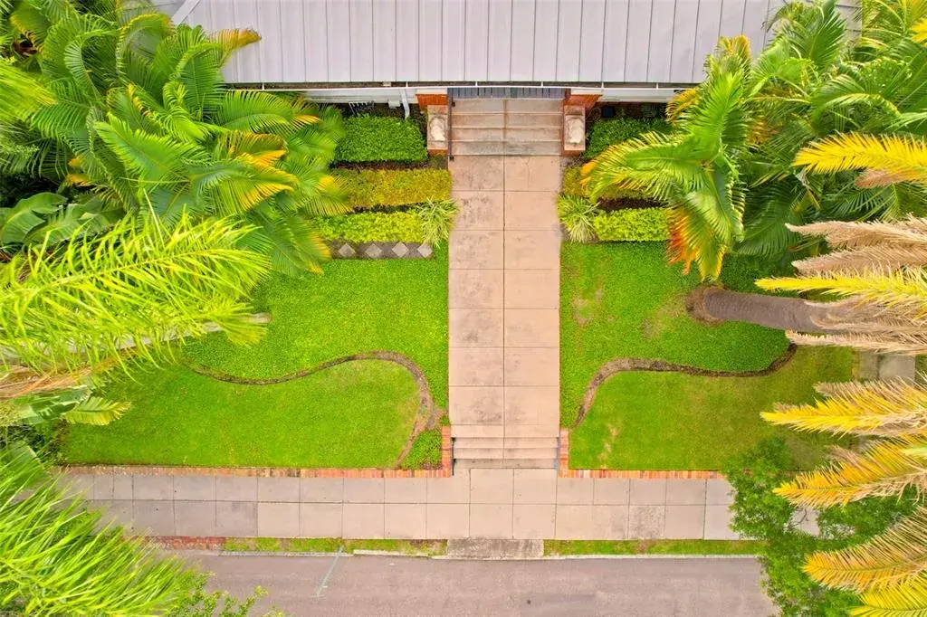 Gorgeous Walkway to Entrance