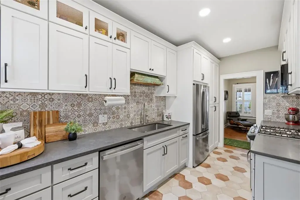 Updated Kitchen w/ Quartz & Gas