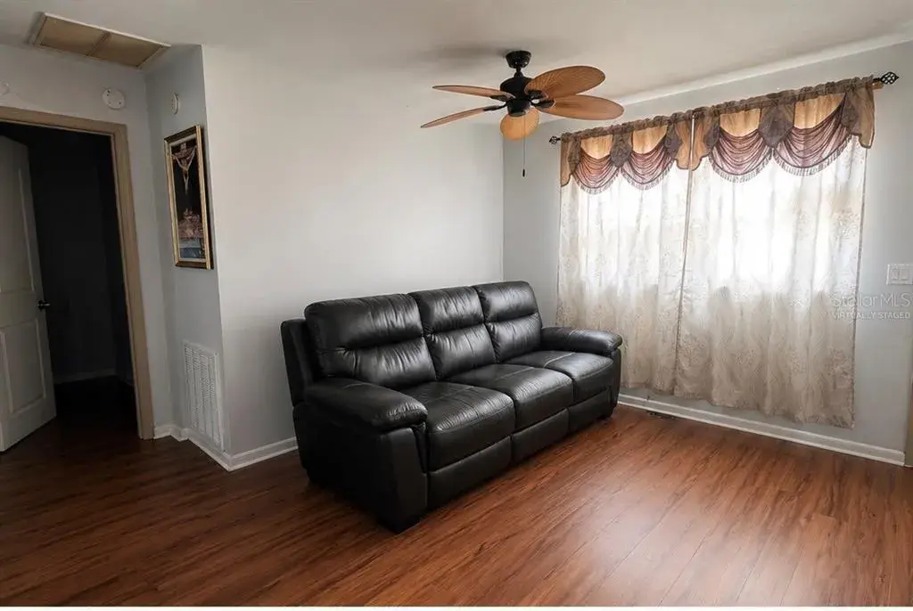 Virtually staged (Living room)