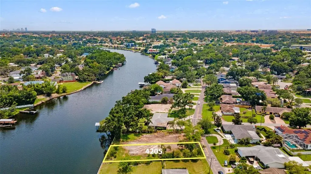 Welcome to 4205 N River View Ave. Just across from Riverside Heights. And just a couple mintutes by boat to downtown.