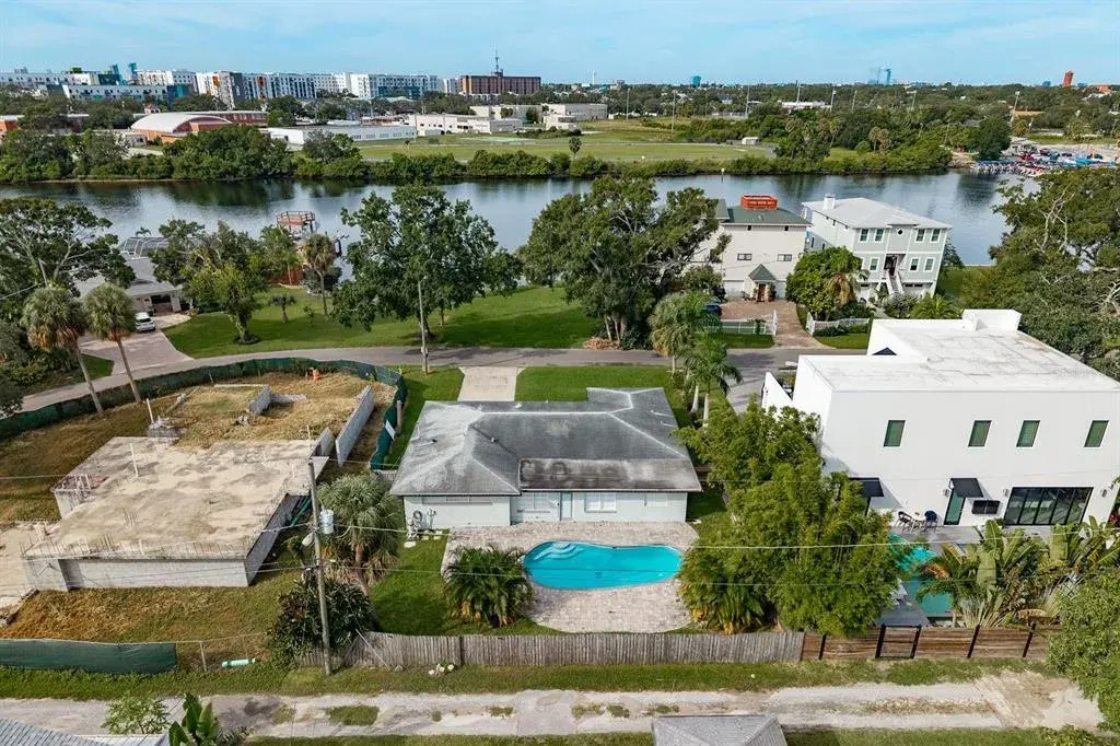 welcome to 2205 N Riverside Drive