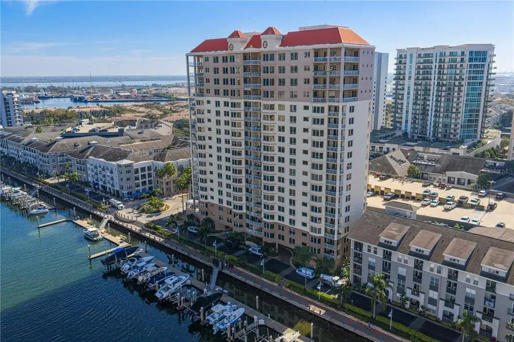 This is GrandView at its finest: panoramic views, modern updates, and the ultimate Harbour Island lifestyle.