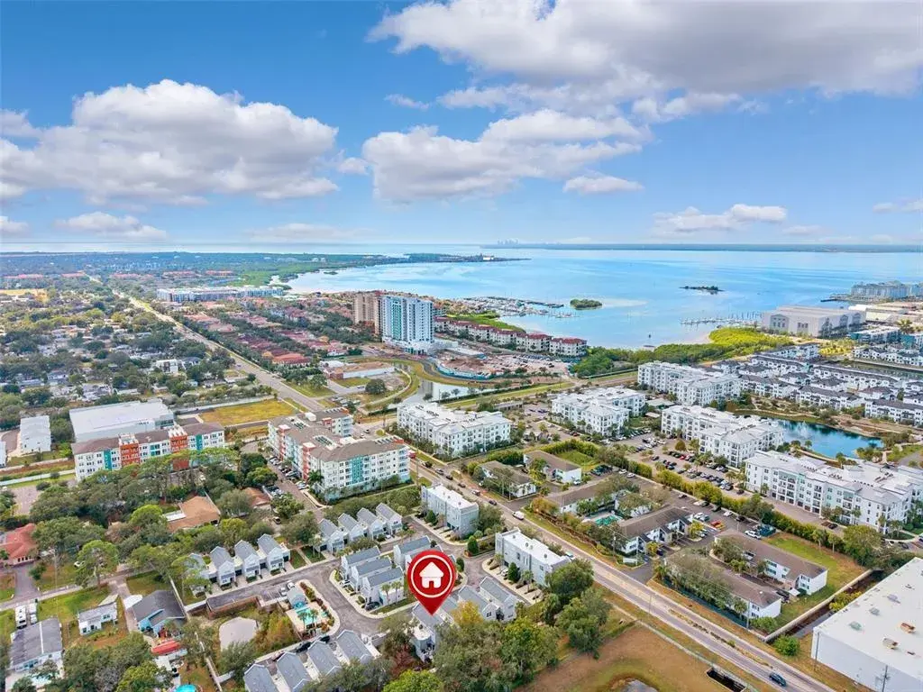 Walking distance to the marina and Marina District