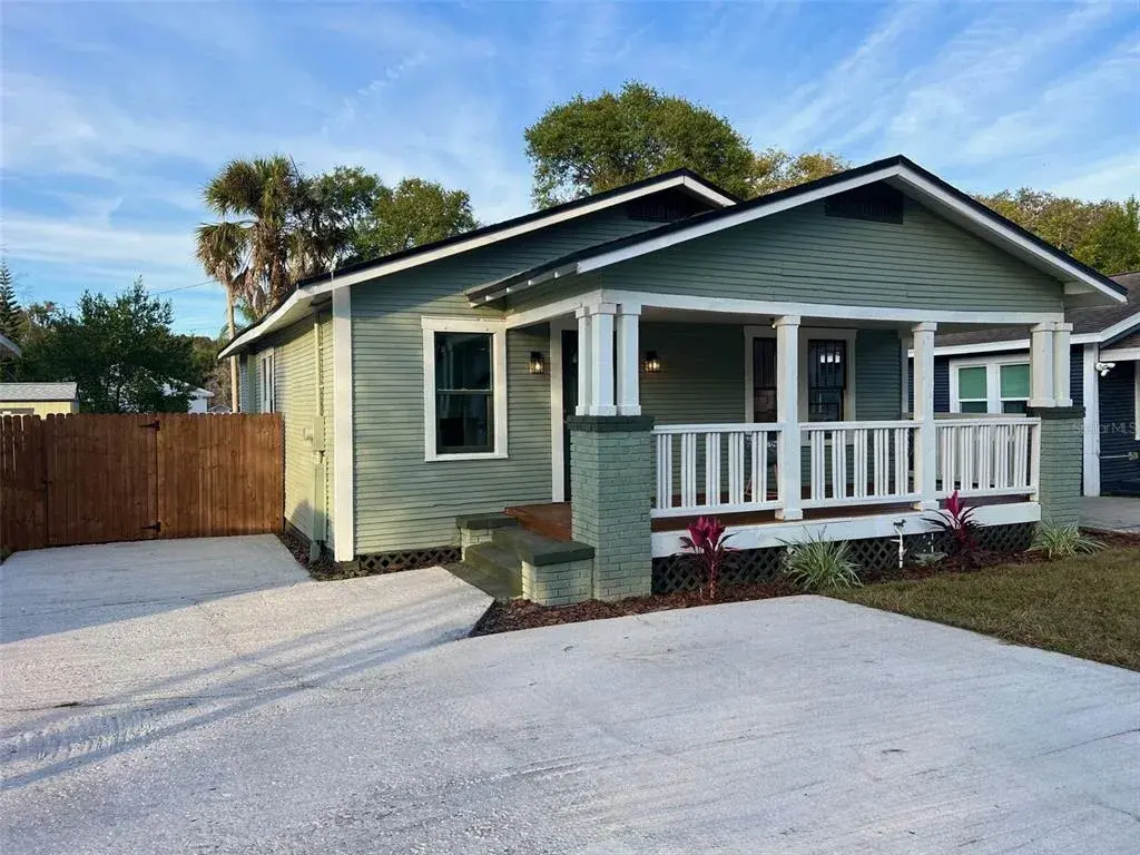 Beautiful Front Porch & 3-4 Car Parking Driveway