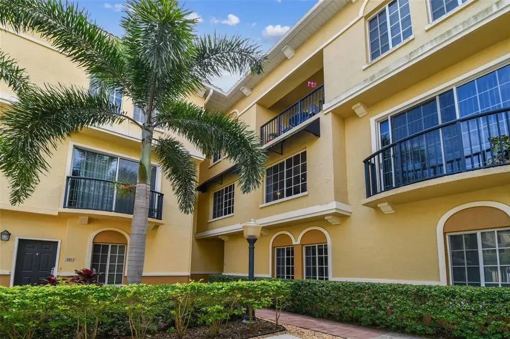 143 Grand Beach Front Entrance Close to the Pool