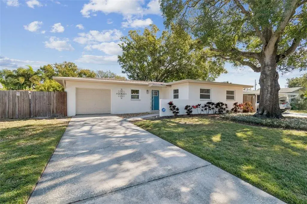 South Tampa Beauty nestled on a quiet street!