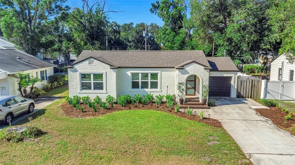 Welcome to 908 W Candlewood Ave!