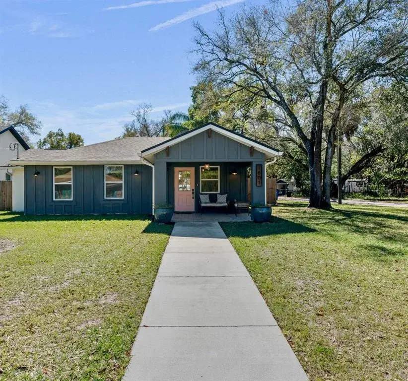 1801 E Knollwood in the heart of Riverbend Manor