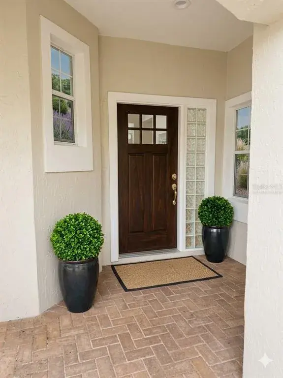 ENTRANCE. Virtually staged