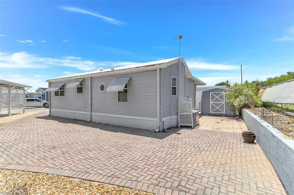 NICE SPACE BETWEEN HOMES