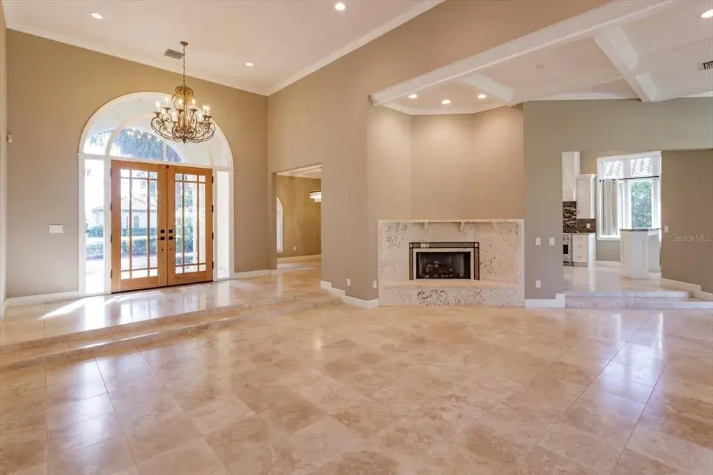 Foyer/Living room with Fireplace