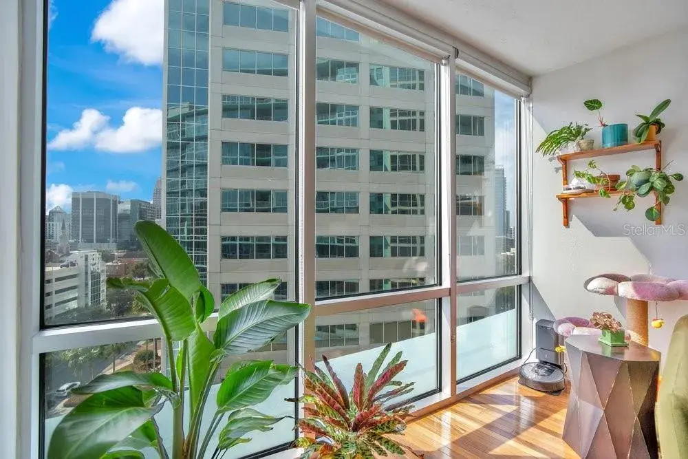 Floor to Ceiling west facing city view