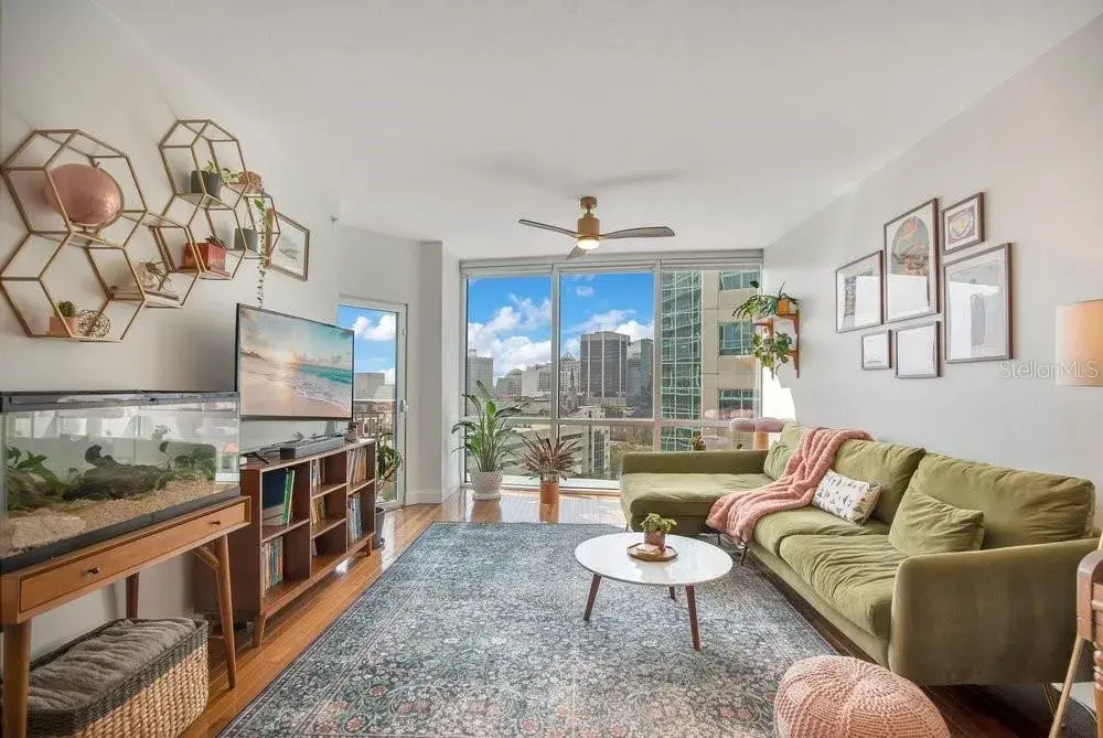 Floor to Ceiling west facing city view