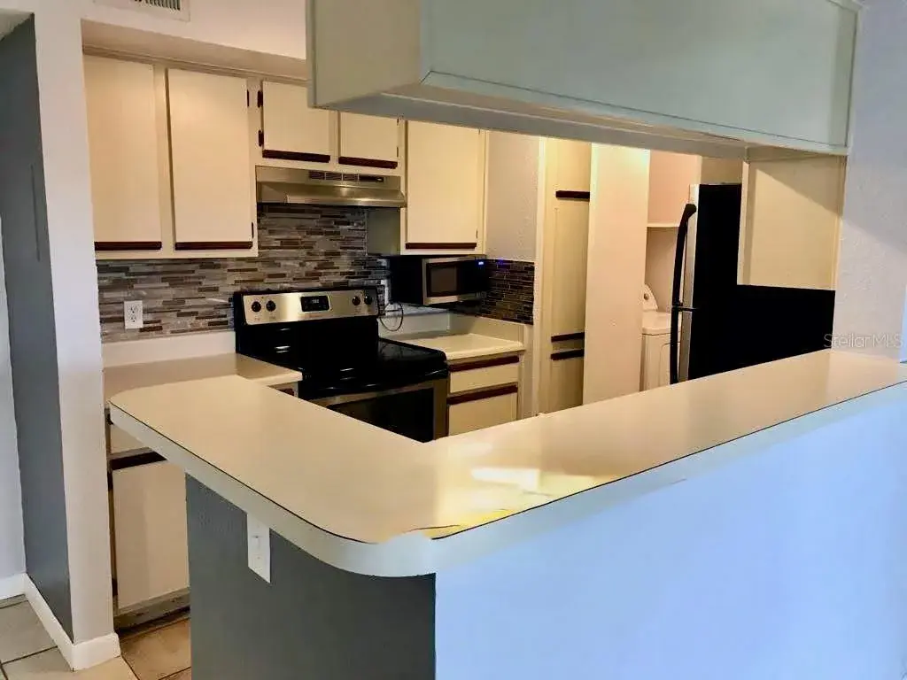 Kitchen with breakfast bar