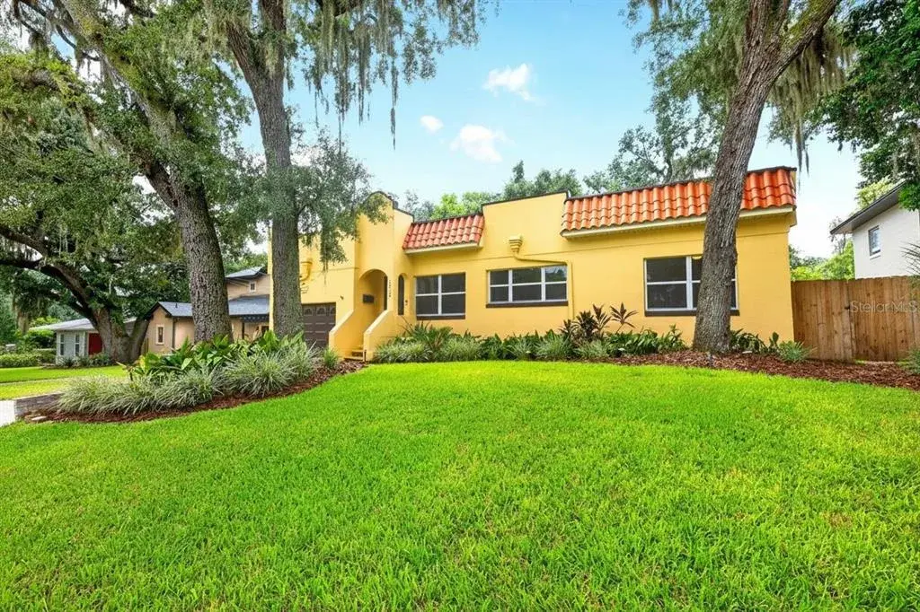 DOWNTOWN ORLANDO CHARACTER, SPACE AND A BACKYARD THAT FEELS LIKE A PRIVATE ESCAPE!