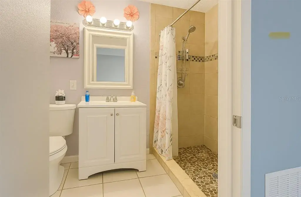 Full bathroom 2