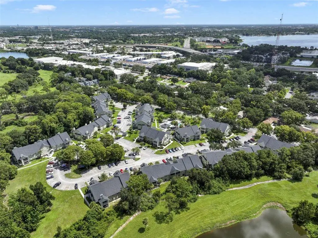 There a beautiful trees and landscaping in the Ashley Court community and surrounding area