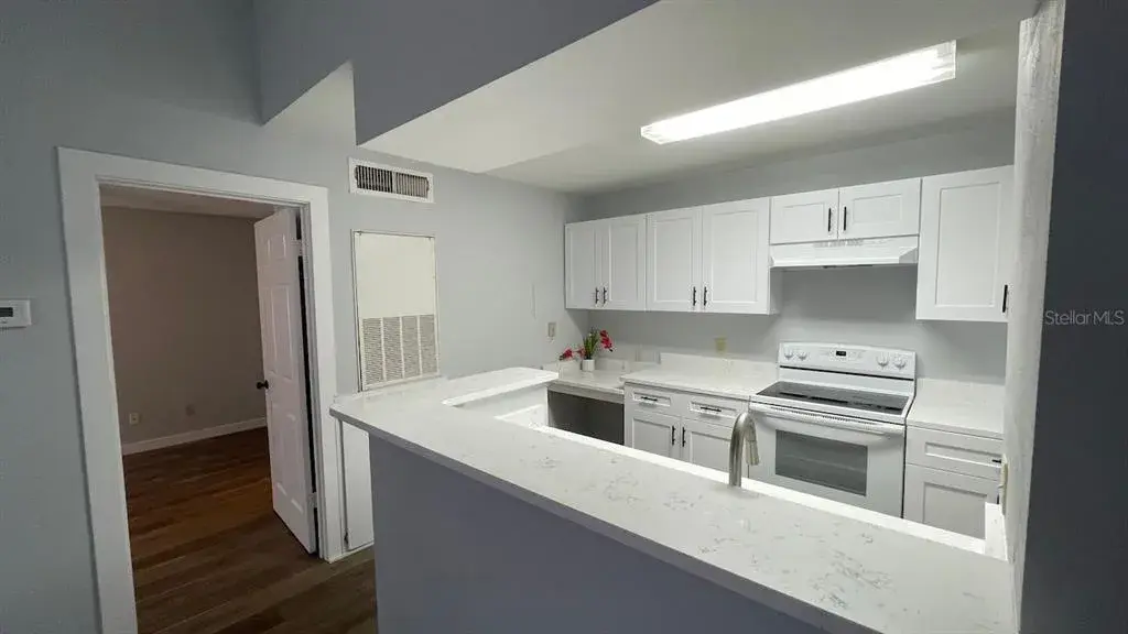 Kitchen with breakfast bar