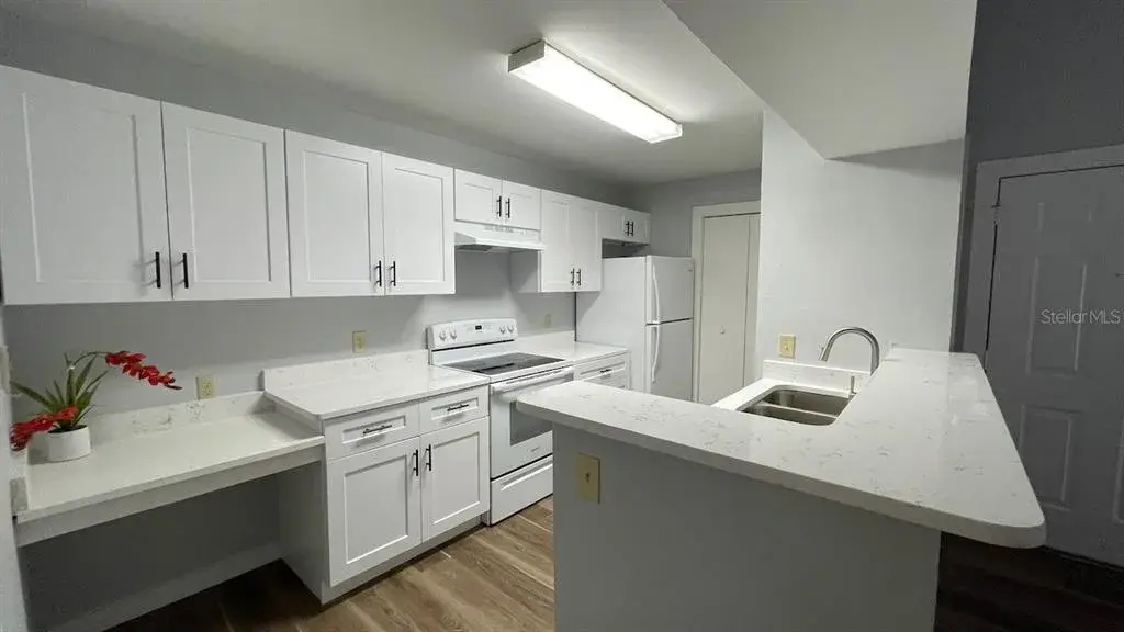 Kitchen with breakfast bar