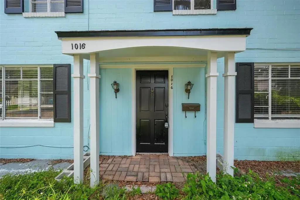 1st floor-Front door