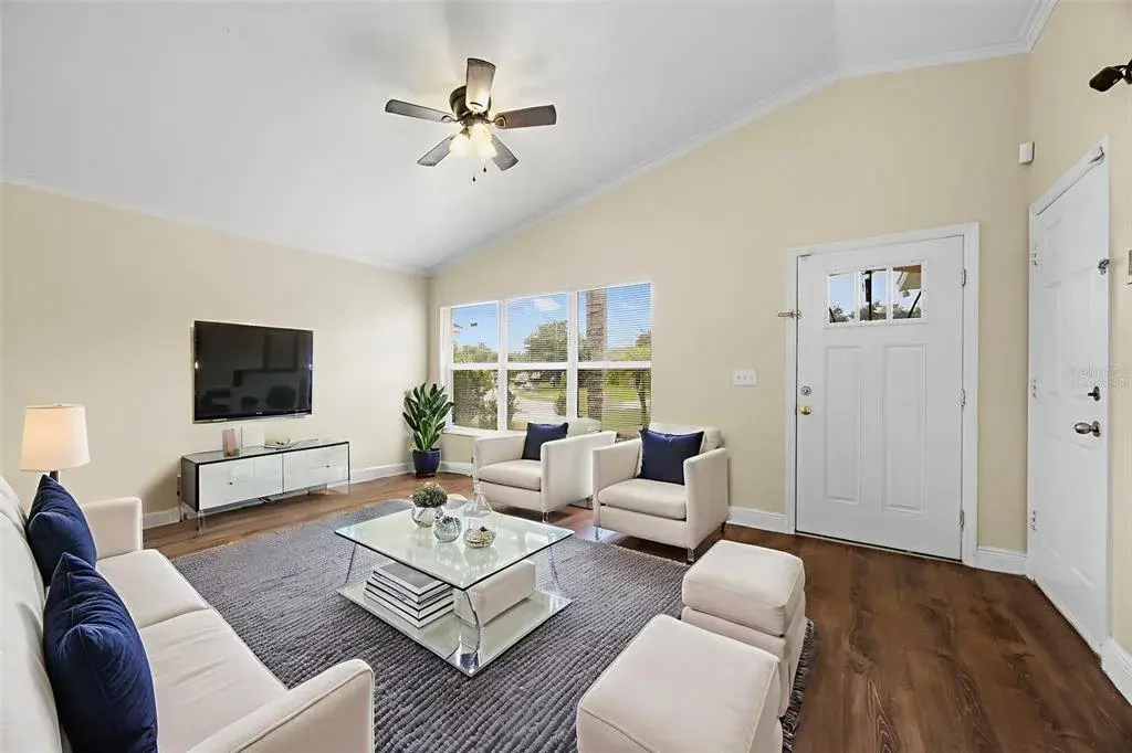 Photo virtually staged-Living Room