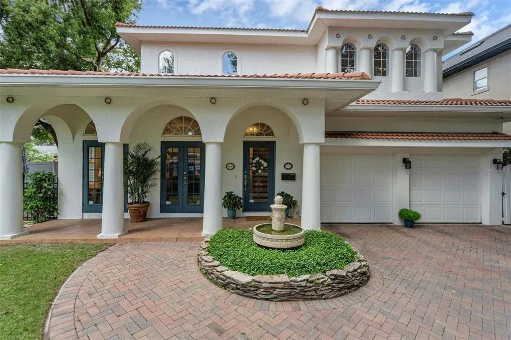 Welcome to stunning 1100 Edwards Lane!