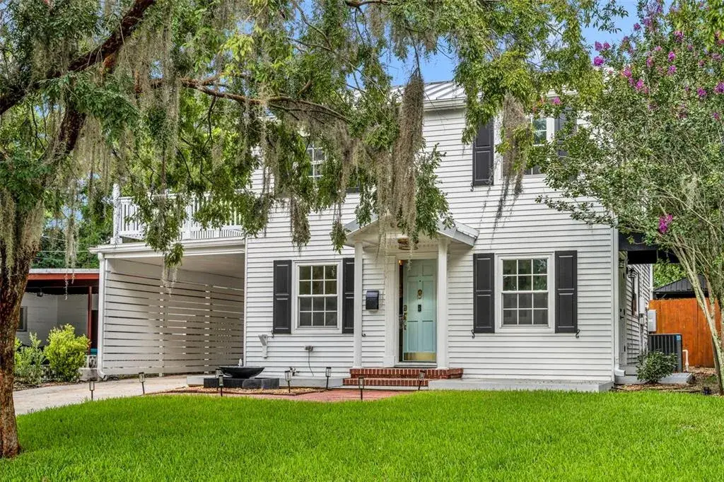 622 Bourne Place offers all the charm of a historic home along with sophisticated and tasteful renovations.