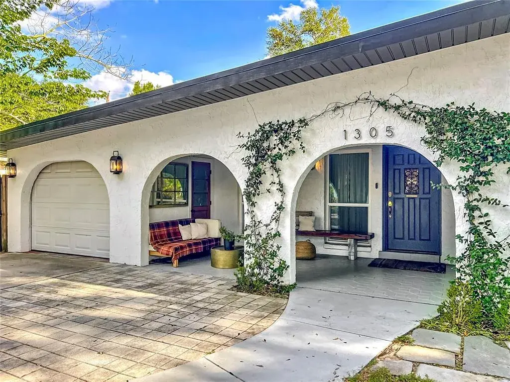 Entrance with one car garage