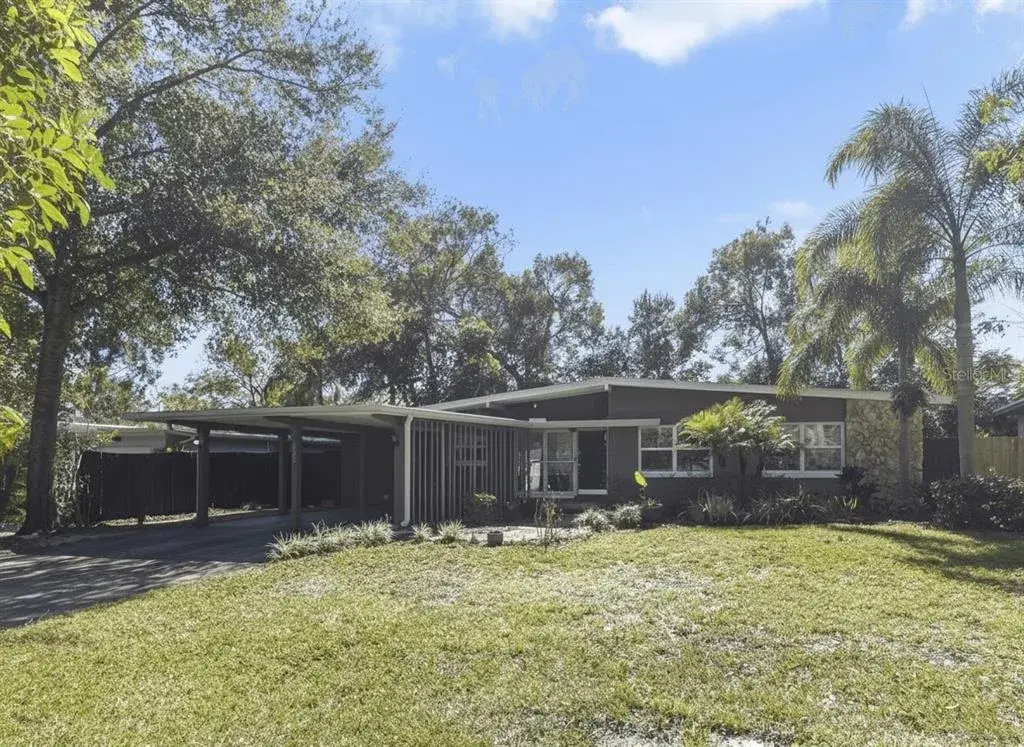 In the perfect setting, tucked into one of Orlando’s most loved downtown neighborhoods, this Renlee Terrace gem blends timeless character with everyday livability – all just minutes from the heart of Downtown!