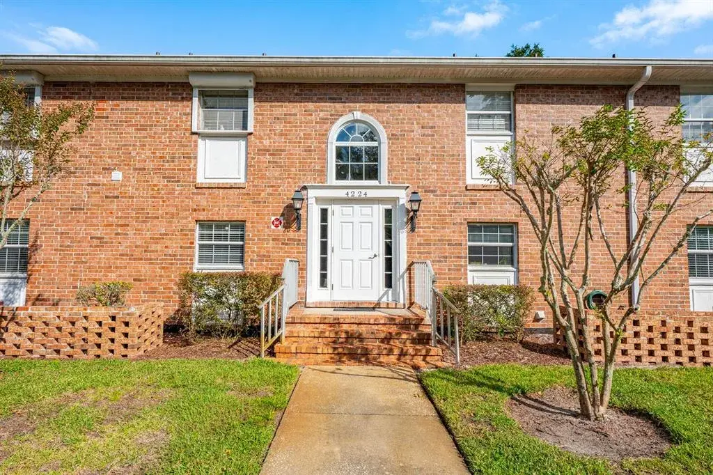 Experience easy, ELEGANT LIVING in this beautifully updated 2-bedroom, 2-bath residence in the sought-after Plantation Garden community.