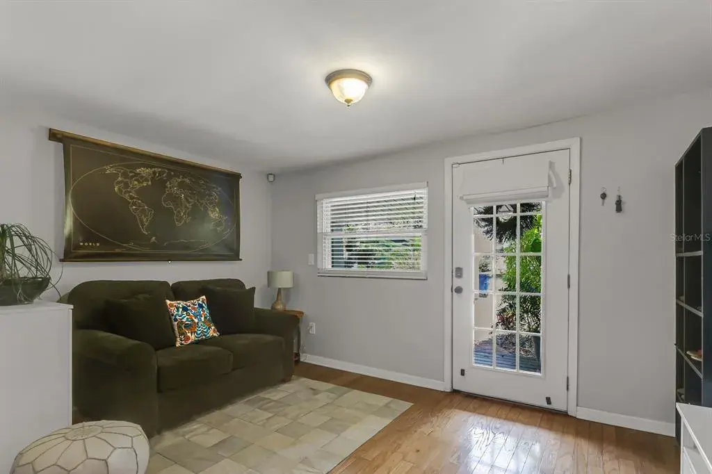 Foyer/Den