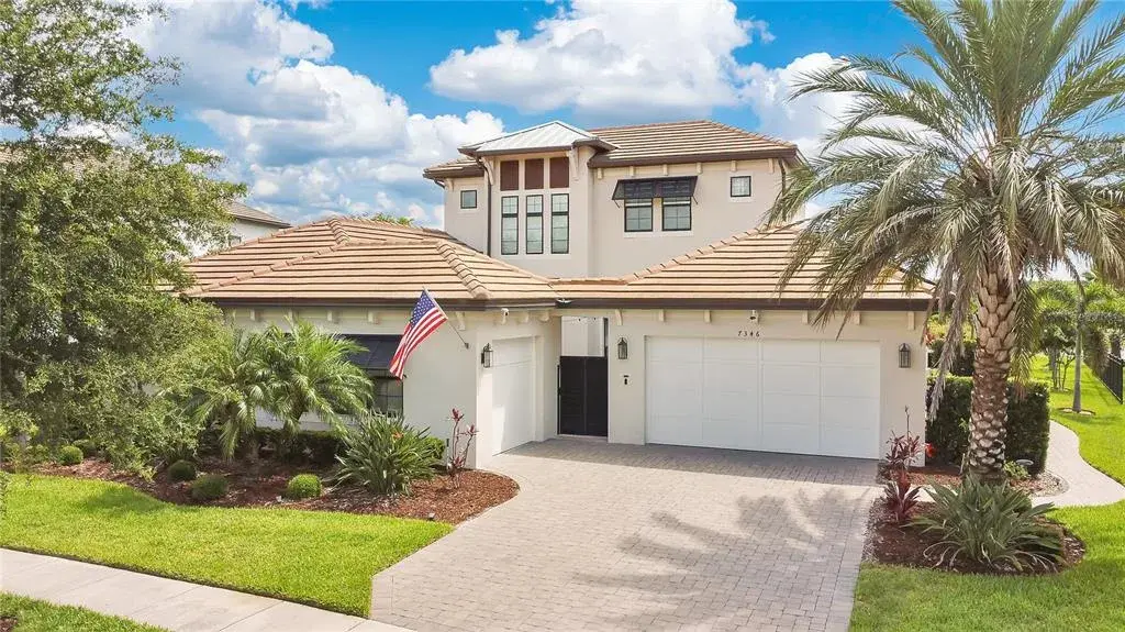 LAKEFRONT LUXURY