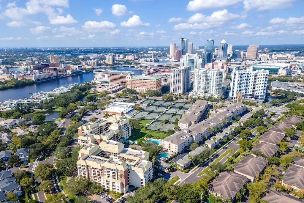 The Harbour Island community is a one-of-a-kind 24-hr. planned community in the Heart of the City, with convenient pedestrian access to arts, entertainment, Tampa’s iconic Bayshore Blvd., Tampa Riverwalk, Sparkman Wharf, and the $3 billion dollar Water Street Tampa.