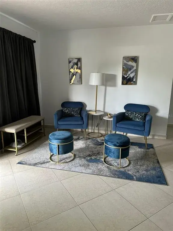 Entry sitting area