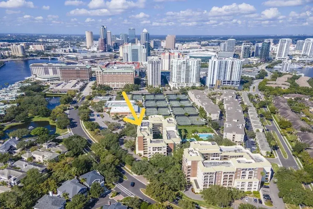 Nestled behind the 24-hour manned gates of prestigious Harbour Island, this beautifully maintained 2-bedroom, 2-bath residence in Harbour Court offers the best of both worlds—vibrant city living and tranquil island retreat. Step outside and stroll to Tampa’s finest restaurants, arts venues, Water Street, Sparkman Wharf, and Amalie Arena, then return home to the peaceful charm of lush landscaping and quiet courtyards.