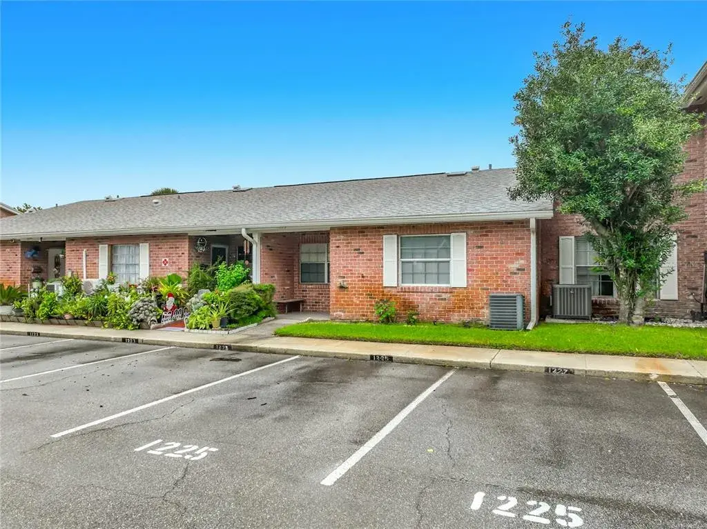 Welcome to 1225 Carriage Ln in the conveniently located Candlewyck East community.