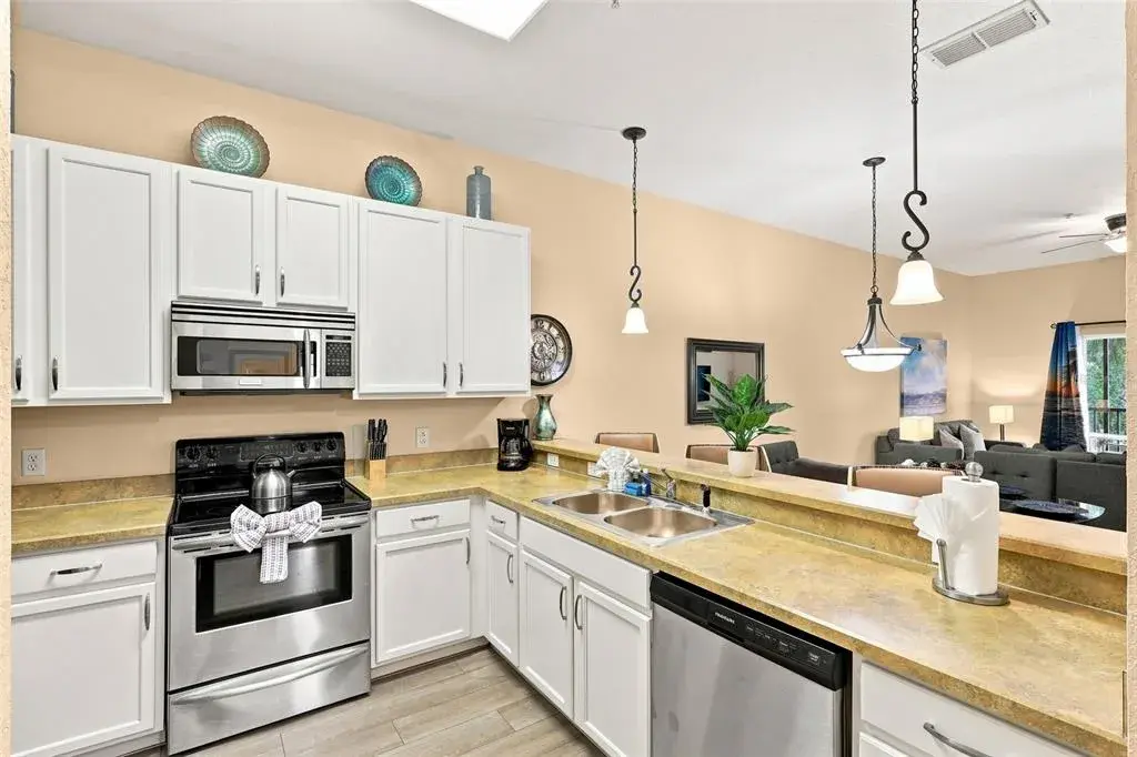 Well appointed kitchen overlooks dining & family rooms!